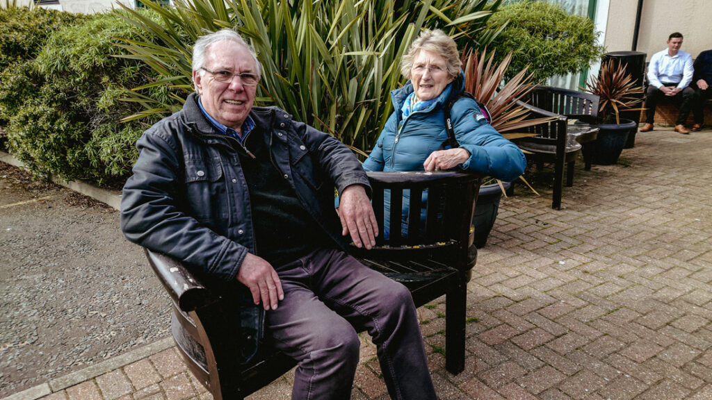 2 people relaxing on a stroll